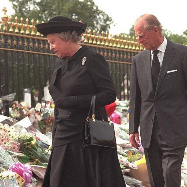戴安娜王妃的葬礼上,有谁注意到英国女王的动作?不可思议