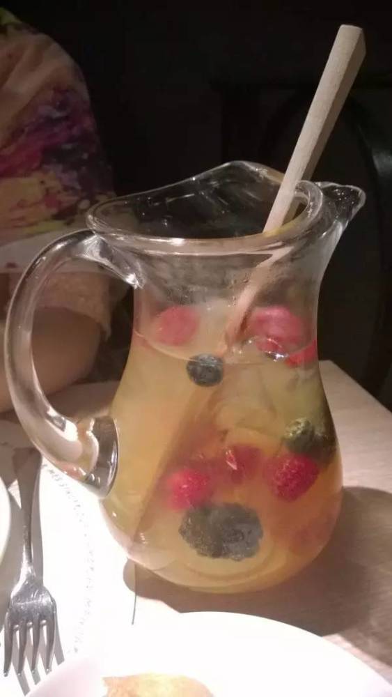 红酒兑雪碧、威士忌兑可乐,这喝法土吗?