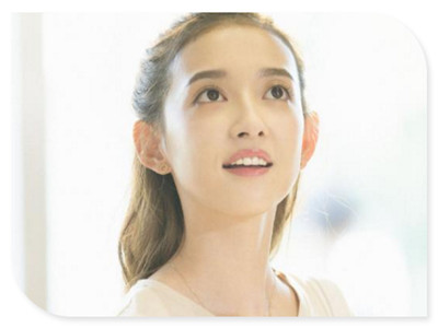 康宁饰演女主郑叮叮,她调皮娇俏的性格,还有甜萌可爱的气质,和这个