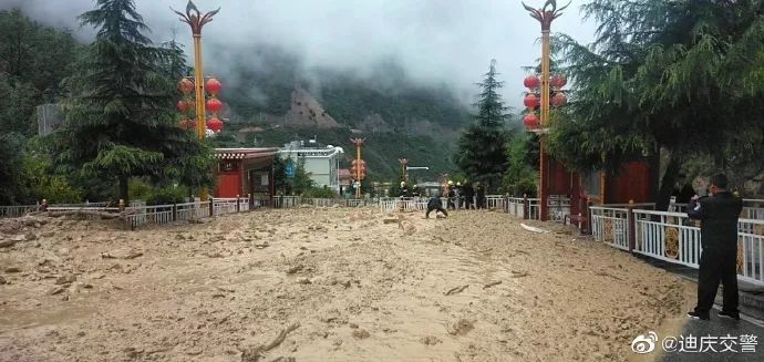 视频:德钦县一中河发生泥石流