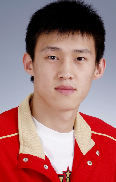 周鹏身高206cm,臂展213cm,无论身体天赋,还是个人防守技术,都是中国