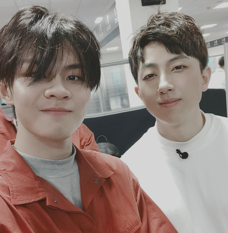 王晨艺和易烊千玺同框,只看眼睛两人太像了!