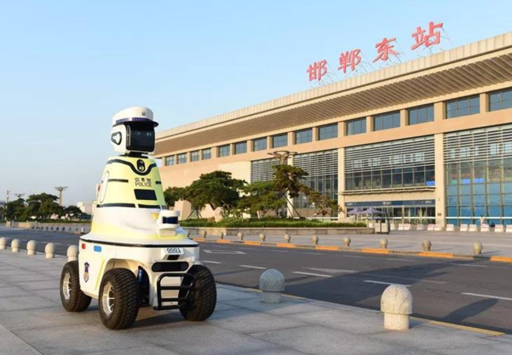 厉害了！第1批中国机器人交警上岗，你有见过吗？-看点快报