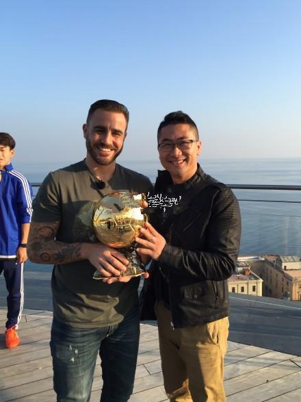 时长约54秒 腾讯体育11月21日讯 央视记者刘思远此前赴意大利那不勒斯