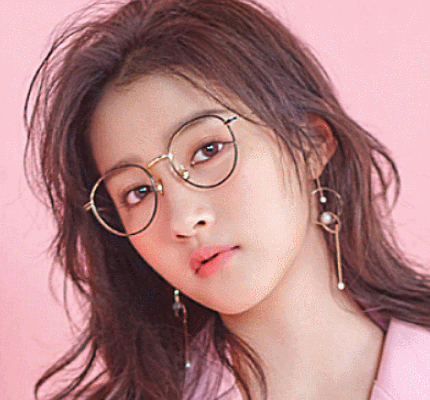 22岁的关晓彤到底有多美?看到戴上眼镜的她,美到心脏咚咚跳!