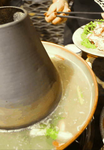 会吃的人都逃不过七里河这家用炭火加工的清真铜锅涮羊肉