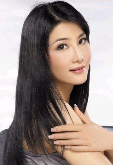 她被称为霸王花,曾因拍戏一夜瘫痪受虐待,今52岁单身成网红