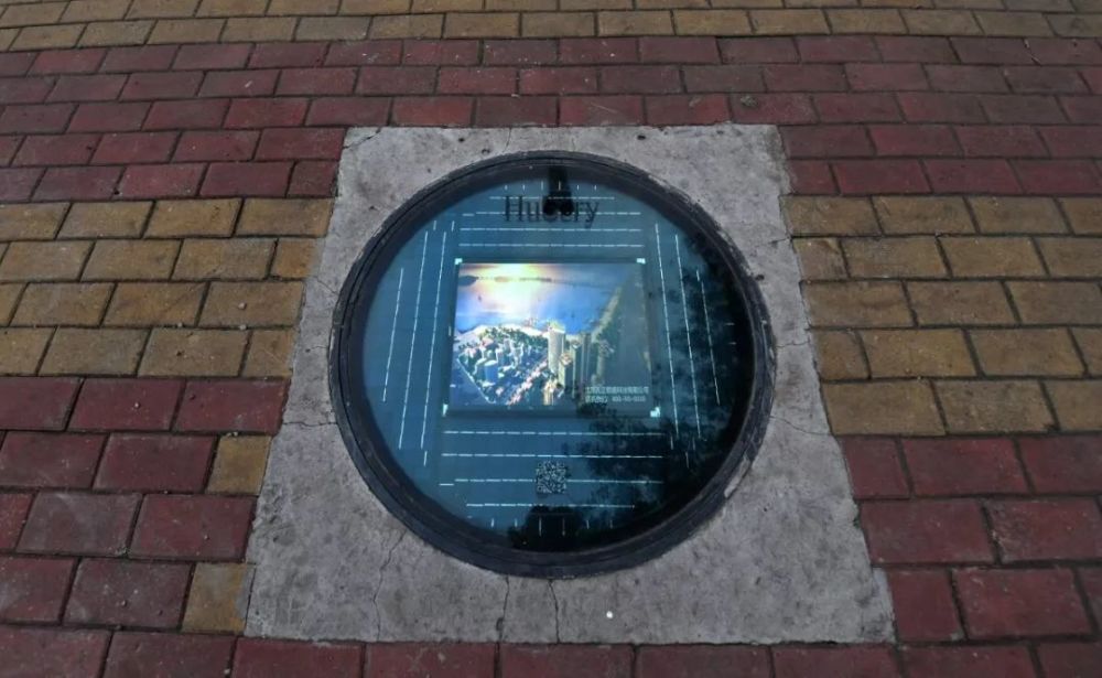 北京街头亮相科技范儿智能井盖能看视频还能定位