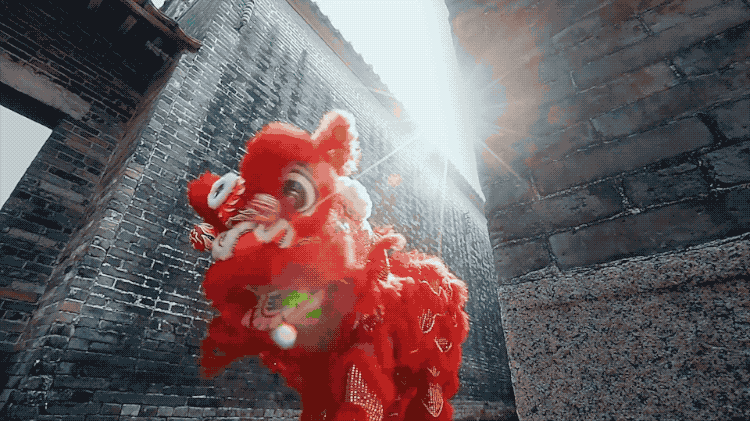 张光影"际会"中,2200多年的古城演进脉络尽在眼前,龙舟竞渡,舞龙舞狮