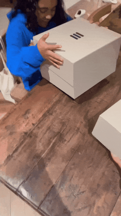 继此前宣传海报正式亮相,以及jerry lorenzo 晒出开箱视频,最近终于又