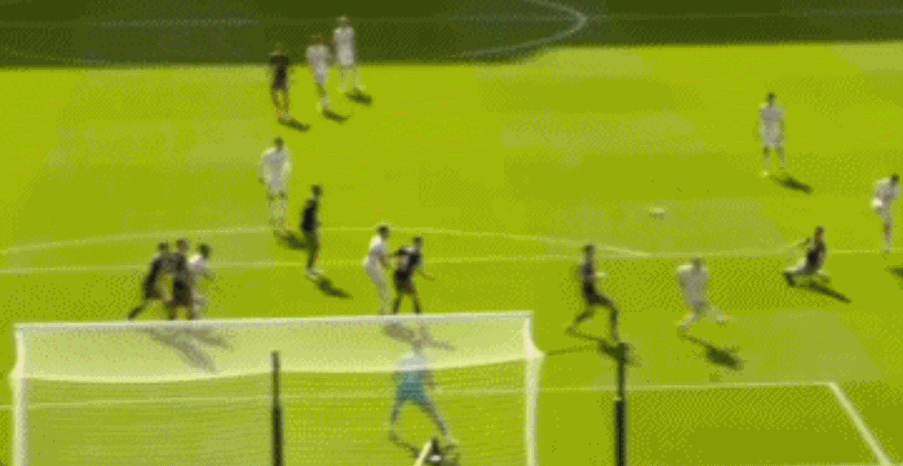 第83分钟,丹尼尔-詹姆斯禁区内凌空抽射,皮球击中横梁弹出,利兹联