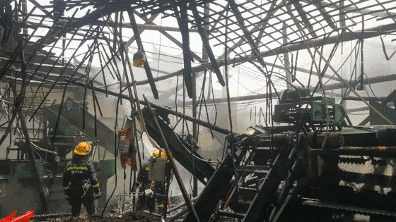 同时搬离现场易燃物体对烘干机及茶堆进行降温消防员立即出两支水枪