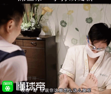 那可是杨璞的脚啊,世界杯上晃过卡福的脚啊,那得是多香的一双脚,大鹏