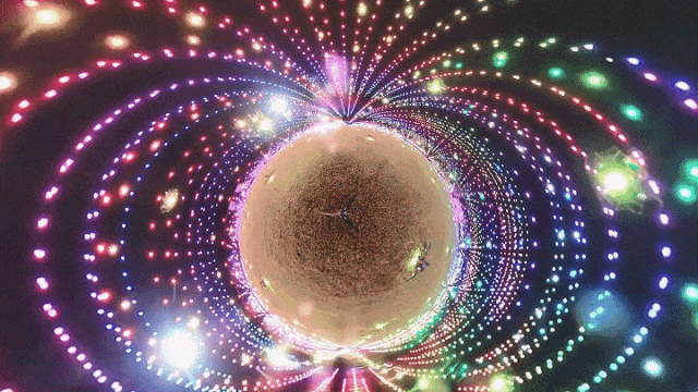 在深圳大运中心的夜空慢慢绽放"让宇宙大爱转起来"18分钟光影秀由巴黎