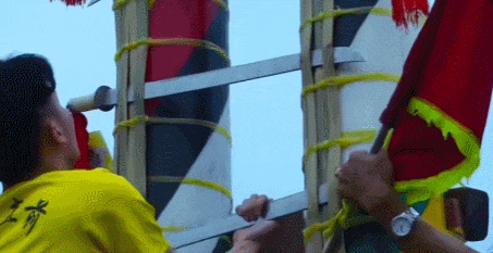 还有雷州游神,有一种让外地人看起来毛骨悚然的"穿令箭"仪式,就是把