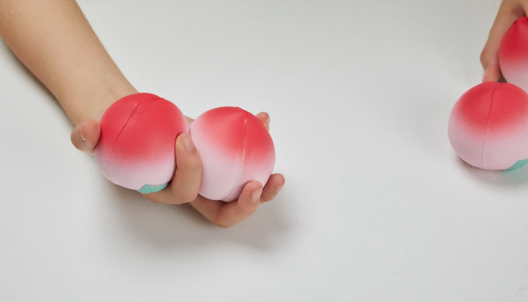 95后消费者张笛告诉记者:"捏捏既能作为办公桌摆件,又可以在工作