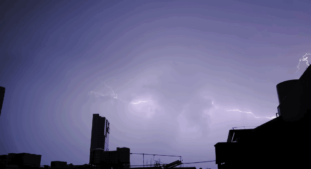 夜晚,风云突变,风雨雷电交加.昆明的上空被强对流天气笼罩,狂