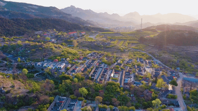 一条曲折蜿蜒的小溪贯穿六度寺村南北,流水在乱石之间激荡,堤坝处有