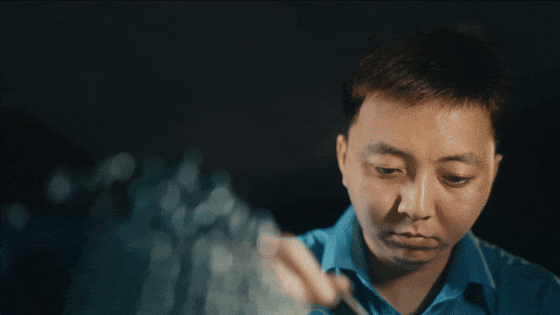 杨国心为了提高精度每天早上6点多就到单位练习基本功练得双手都是