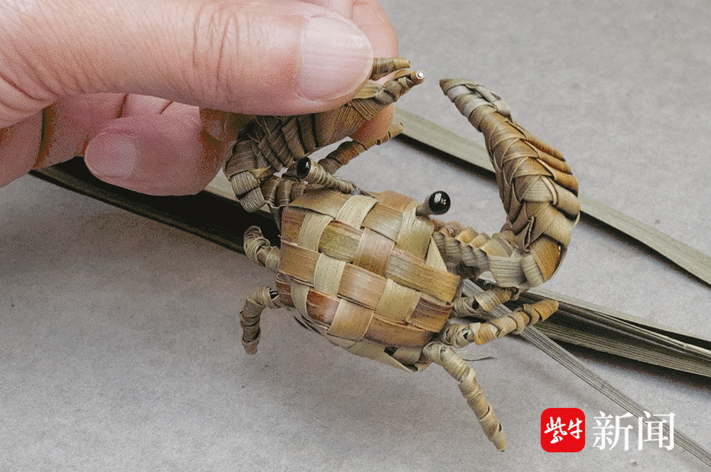 还要追溯到孩童时期,早期的手艺人,把棕榈叶编织成青蛙,蜻蜓,蚱蜢等