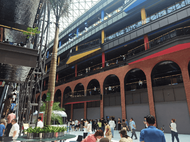 此外,还通过会员制带来新体验,购物中心会员不仅享受自营会员仓储超市