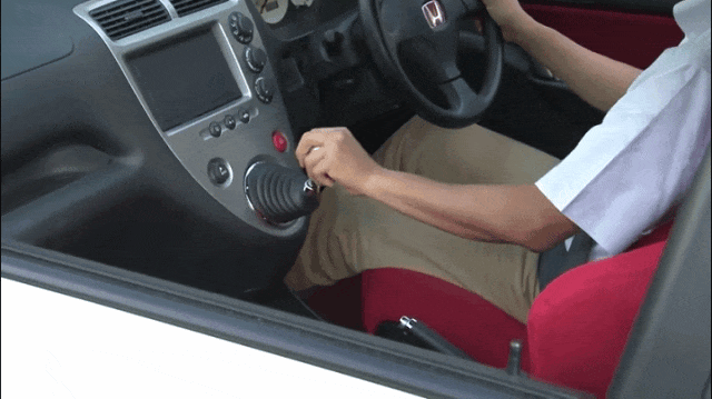 所以更罕见的应该是像世爵c8 spyder这样的手动挡,真·换挡杆贯穿在