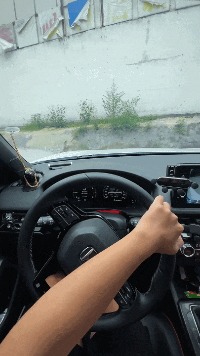 这位车主不仅喜欢单手开车,搓盘等等,甚至还有过真·交叉双手开车的