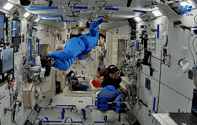 当航天员在太空想知道自己有多重时,他们是这么做的