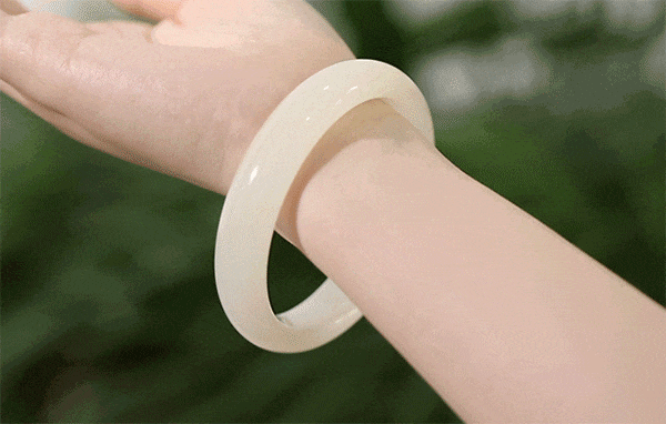 清透水润,细腻淡雅的白玉手镯,竟然不到200元拿下了?