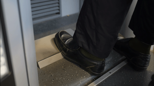 高铁司机开车时能上厕所吗?