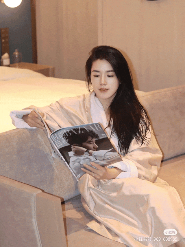 无数博主点赞的宝藏浴袍表面是短毛桃皮绒,既保证了轻薄,又是75d高