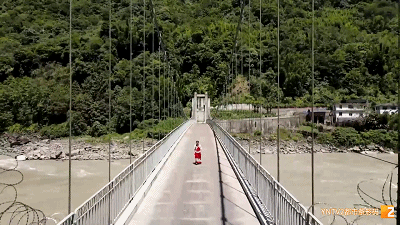 20年共同的记忆:爱心桥 "溜索女孩"向前的力量_腾讯