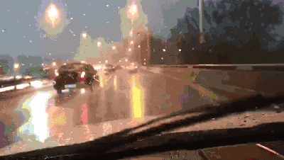 04如玻璃上面有雾气致视线受阻,要及时开启空调,吹散雾气.