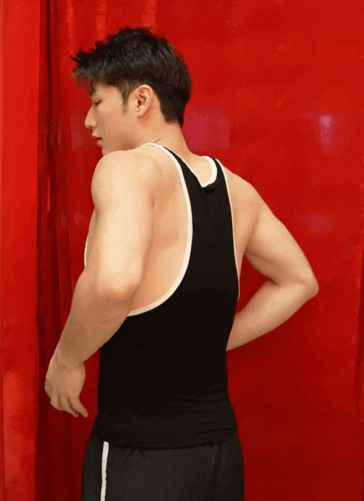 为我们展示了"物化"男性,是一条怎样安全又致富的康庄大道.