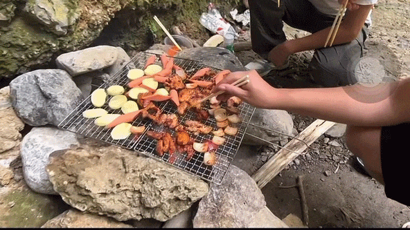 位好友因为携带炭盆过重视频显示瞬间火花四溅几位好友相约野外烧烤时