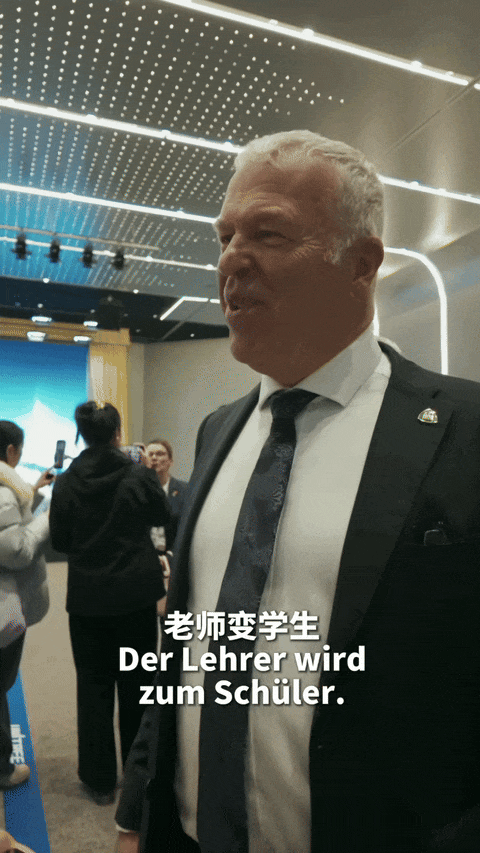 德国总理率团参访宇树科技，德企高管说“老师变学生”，奔驰、宝马CEO围观中国机器人：一个踮脚看，一个录视频发给家人_腾讯新闻