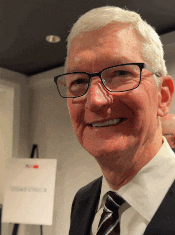 昨天的旧金山晚宴我跟库克打了个招呼