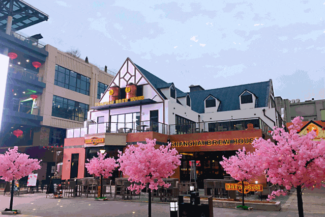 阿拉城风情街在保留原有的弄堂历史文化底蕴的同时,又注入了新的活力