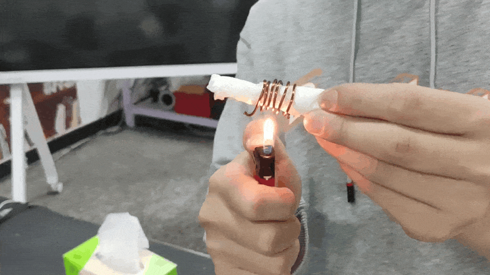 二步:首先将铜丝弯曲成螺线线圈第一步:实验过程纸,铜丝(铁丝也可以)