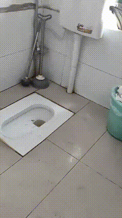 怎么联系当地鸡“泡一泡继续卖”，网友称江苏一超市厕所水池中浸泡了4只冷冻鸡！超市和当地市监局回应_https://www.jmylbn.com_新闻资讯_第2张