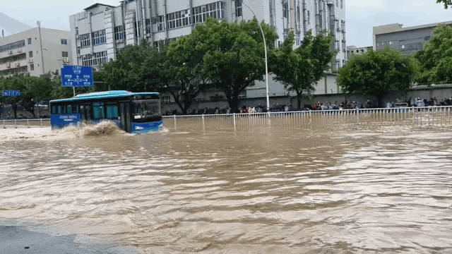 福州多路段积水,未来几天仍以分散性雷雨天气为主_腾讯新闻