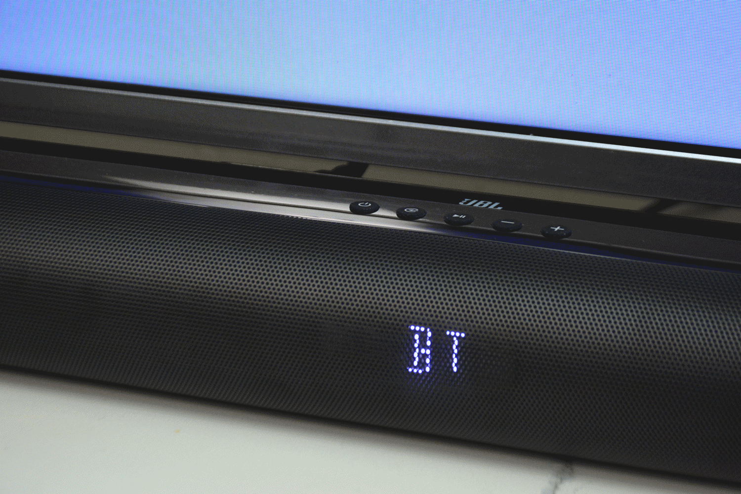 在使用的过程中,回音壁和独立低音炮之间不需要布线,也不需要任何有线