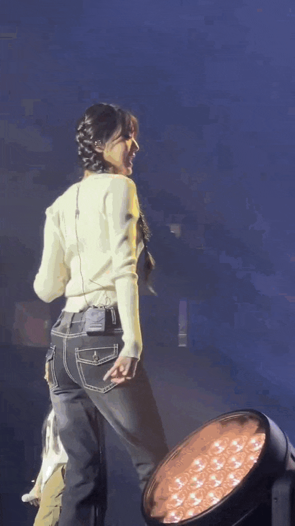 知名女星"转圈扭胯"火了!网友爆笑模仿!医生提醒:容易伤腰_腾讯新闻