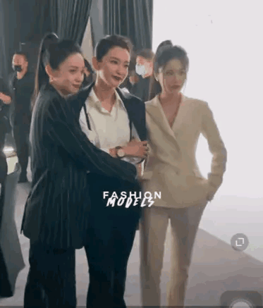 同样跟老板合影,前同事张慧雯在旁边略显僵硬不自在,浑身散发"社恐感"