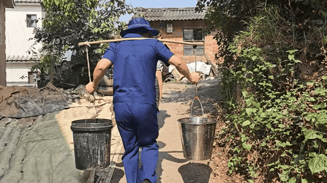 云南旱情持续,消防送水抗旱不间断_腾讯新闻