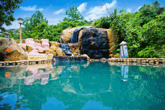 来这里少不了泡泡双料温泉一种是海洋温泉,另一种是氡温泉(证书加持)