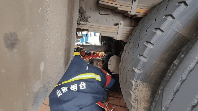 大货车车底顶起随后利用液压撑顶和千斤顶防止溜车和侧翻抢险救援消防