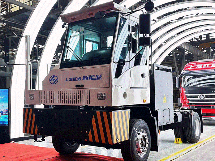 上汽红岩新能源偏置头牵引车搭载行业领先的智慧感知系统,全面覆盖