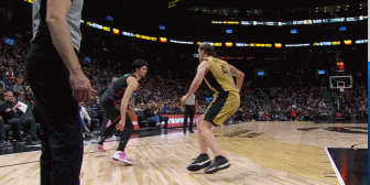 己所不欲勿施于人阿夫迪亚突破抡球时肘到了奥利尼克面部