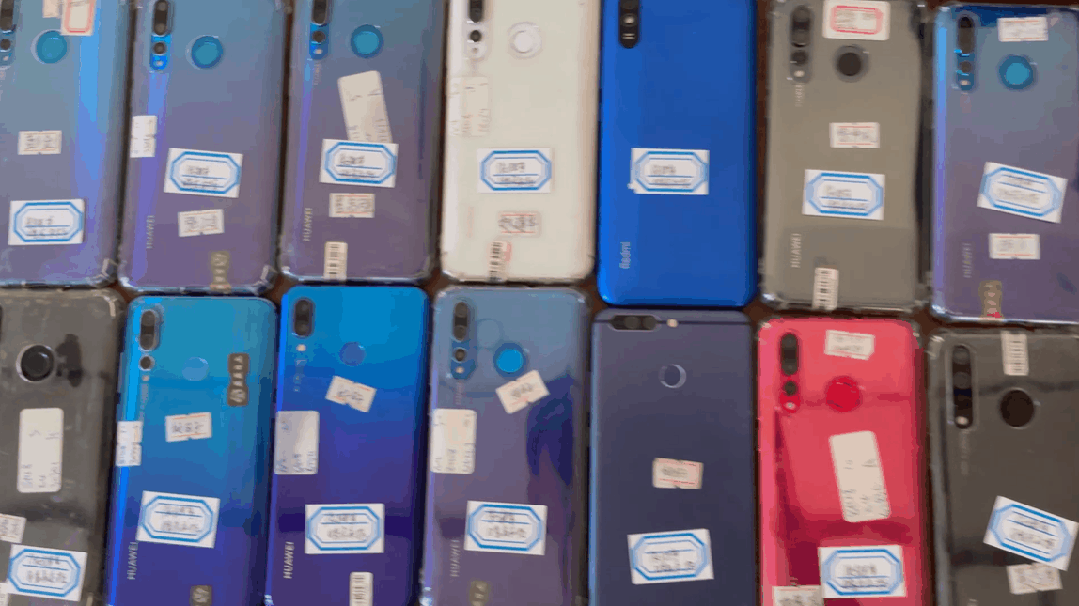 该犯罪团伙通过大量购买使用物联网卡,利用某社交软件与上家联系,伪装